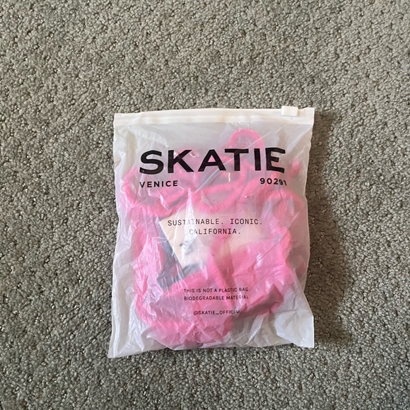 NWT skatie hot pink ribbed string triangle bikini top - Picture 2 of 2